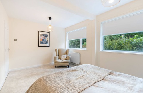 Tealby Casa | Stylish designed home w/stunning views in a picturesque village, pet friendly