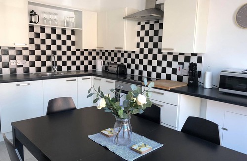 Queens Quarter Apartamento | Elegante dúplex apto cerca del centro y Queens Uni (Wellesley Avenue)