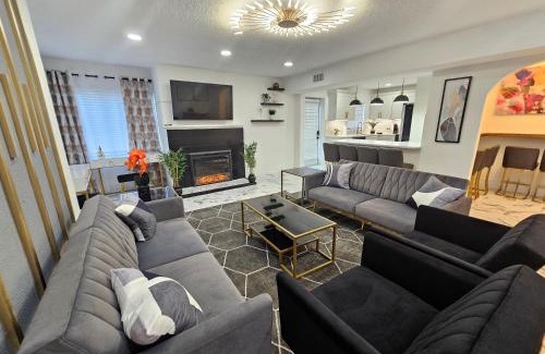 Lawsona - Fern Creek Casa | Stylish Duplex walk To Lake Eola Orlando. Sleeps 8