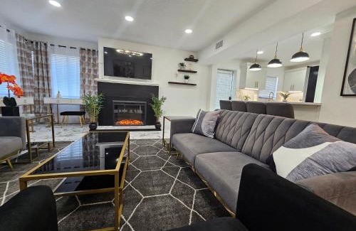 Lawsona - Fern Creek Casa | Stylish Duplex walk To Lake Eola Orlando. Sleeps 8