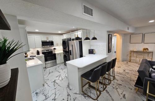 Lawsona - Fern Creek Casa | Stylish Duplex walk To Lake Eola Orlando. Sleeps 8