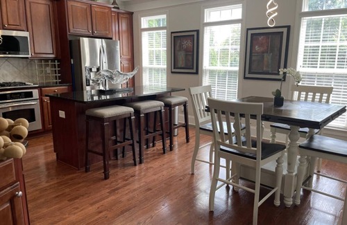 Smyrna Casa | Stylish end unit townhome in the heart of Vinings. Close to shops & restaurants