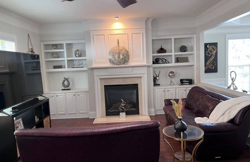 Smyrna Casa | Stylish end unit townhome in the heart of Vinings. Close to shops & restaurants