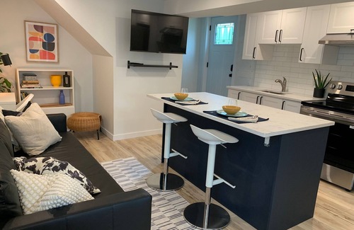 North End Casa | Stylish executive retreat - king bed, 1.5 baths, fast wifi, all new amenities!