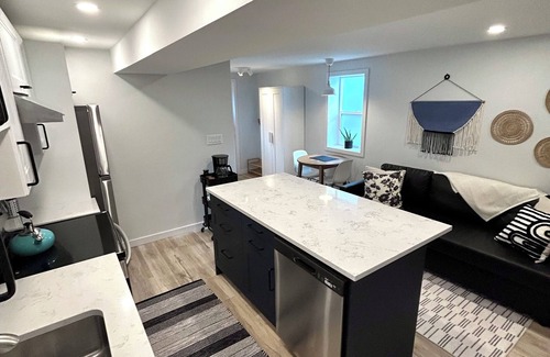 North End Casa | Stylish executive retreat - king bed, 1.5 baths, fast wifi, all new amenities!