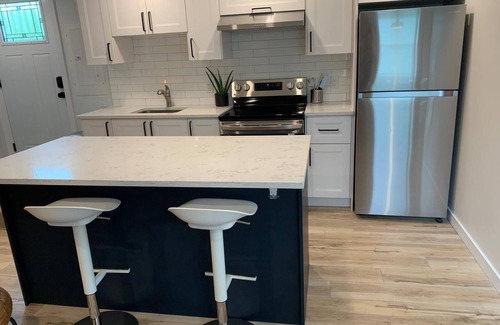 North End Casa | Stylish executive retreat - king bed, 1.5 baths, fast wifi, all new amenities!