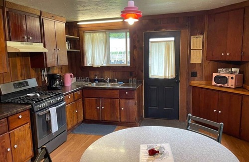 Freshwater Casa | Stylish Farmhouse on 2 Acres - Cabin Feel