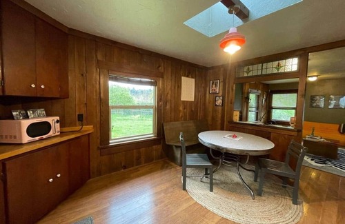 Freshwater Casa | Stylish Farmhouse on 2 Acres - Cabin Feel