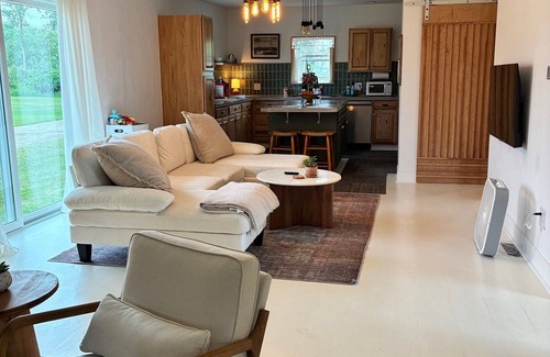 Linwood Otro | STYLISH FARMHOUSE AC + LAWNCARE 7 MIN TO BAY CITY CONVENIENT TO MAJOR SHOPPING
