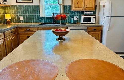 Linwood Otro | STYLISH FARMHOUSE AC + LAWNCARE 7 MIN TO BAY CITY CONVENIENT TO MAJOR SHOPPING