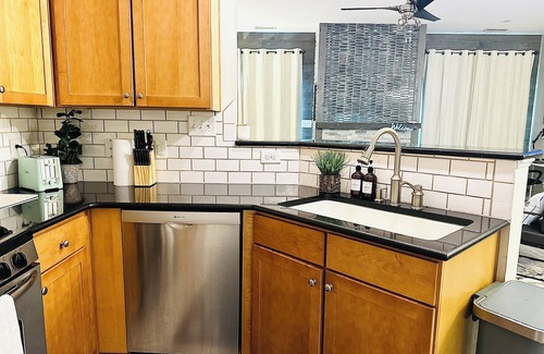 Morrisville Casa | Stylish Getaway King Suite Workstation for 2 Near RDU Airport & RTP