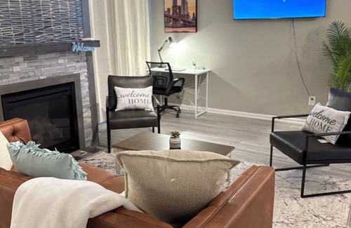 Morrisville Casa | Stylish Getaway King Suite Workstation for 2 Near RDU Airport & RTP