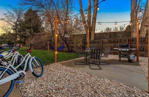 University Acres Condominio | Stylish Getaway W/ Designer Touches - Free Bikes