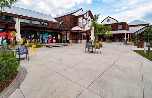 University Acres Condominio | Stylish Getaway W/ Designer Touches - Free Bikes