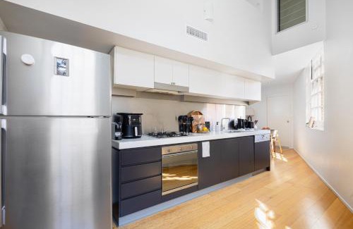 Teneriffe Apartamento | Stylish Heritage 2BR Loft near City and River with Pool and Free Parking