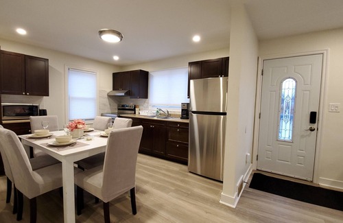 Fallsview Casa | Stylish home 10 minutes walk to the Falls