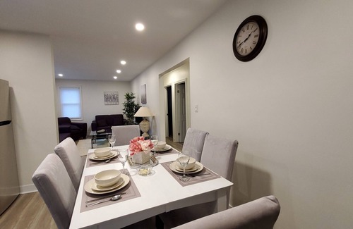 Fallsview Casa | Stylish home 10 minutes walk to the Falls