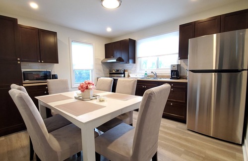 Fallsview Casa | Stylish home 10 minutes walk to the Falls
