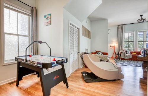 Metropolitan Casa | Stylish Home Near DT & River St - 2 King Beds - Massage Chair - Games