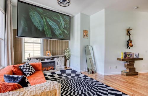 Metropolitan Casa | Stylish Home Near DT & River St - 2 King Beds - Massage Chair - Games