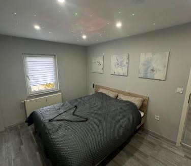 Buschhutten Apartamento | Stylish Home Theater Apartment