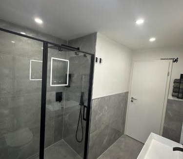 Buschhutten Apartamento | Stylish Home Theater Apartment