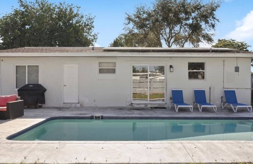 Driftwood Casa | 🌟 Stylish Home w/ Pool BBQ Large Backyard 🏖️