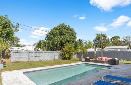 Driftwood Casa | 🌟 Stylish Home w/ Pool BBQ Large Backyard 🏖️