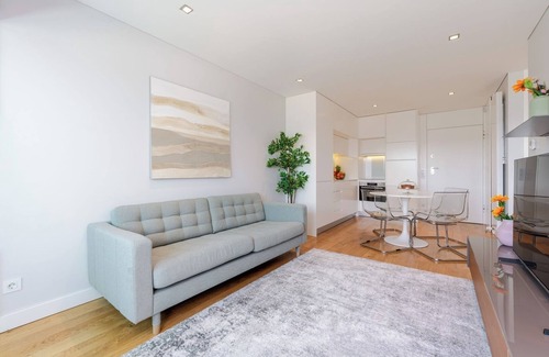 Campanha Apartamento | Stylish Home with Balcony and Garage by HostWise