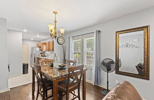 South Kansas City Casa | Stylish KC 2-BR Getaway — Quick Highway Access & Near Attractions