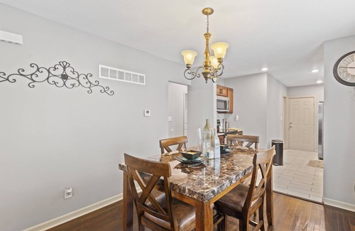 South Kansas City Casa | Stylish KC 2-BR Getaway — Quick Highway Access & Near Attractions