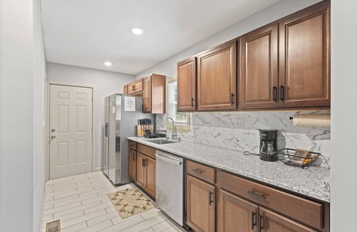 South Kansas City Casa | Stylish KC 2-BR Getaway — Quick Highway Access & Near Attractions