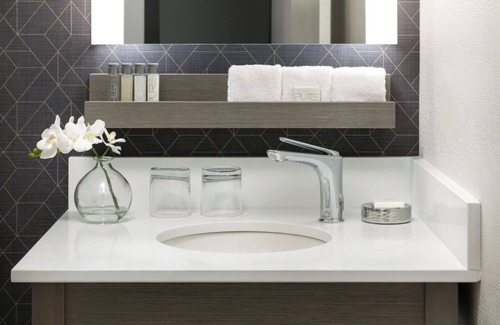 Fisherman's Wharf Hotel | Stylish King, Caza, Minutes to Fisherman's Wharf, Tranquil Room