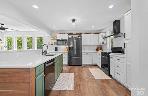 Garfield Casa | Stylish Lakefront Home on Beaver Lake in Beautiful Northwest Arkansas!