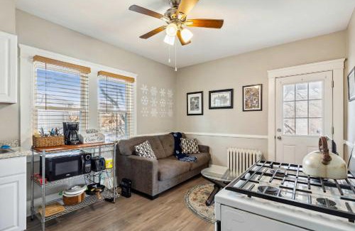 Lakewood Apartamento | Stylish Lakewood Apartment - Free Parking & Wi-Fi
