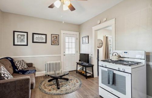 Lakewood Apartamento | Stylish Lakewood Apartment - Free Parking & Wi-Fi