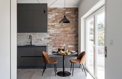 Seixal Apartamento | Stylish Lisbon Flat with Balcony Views