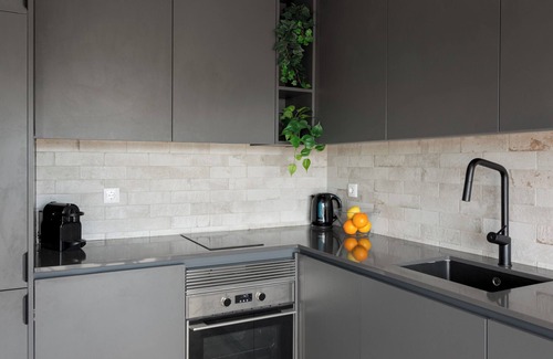 Seixal Apartamento | Stylish Lisbon Flat with Balcony Views