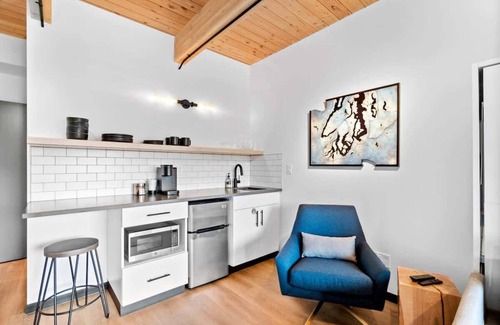 West Central Apartamento | Stylish loft with city view at Kendall Yards Suite