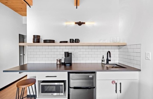 West Central Apartamento | Stylish loft with city view at Kendall Yards Suite