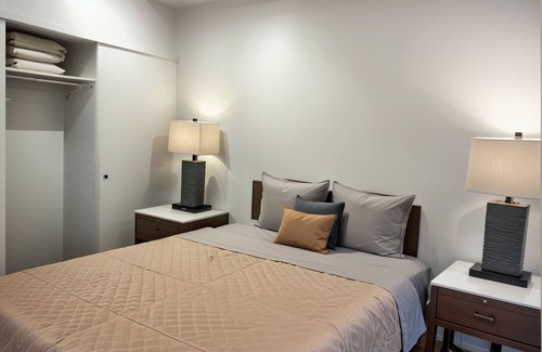 Hollywood Hotel | Stylish Los Angeles 4-Bedroom Retreat with Free AC, WiFi & Parking