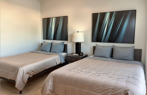 Hollywood Hotel | Stylish Los Angeles 4-Bedroom Retreat with Free AC, WiFi & Parking