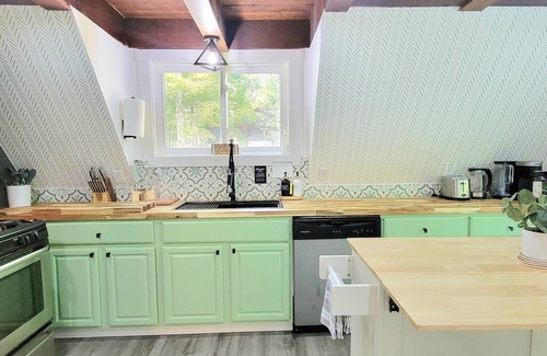 East Stroudsburg Cabina | Stylish Magazine-Worthy A-frame w/ Hot tub, Firepit, Game Rm in East Stroudsburg