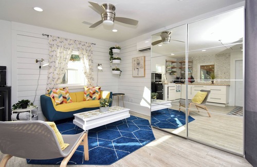 Gainesville Apartamento | Stylish Mid-Century Modern Private Studio Blocks from UF and Stadium!