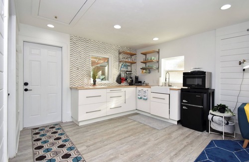 Gainesville Apartamento | Stylish Mid-Century Modern Private Studio Blocks from UF and Stadium!