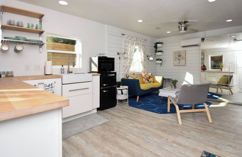 Gainesville Apartamento | Stylish Mid-Century Modern Private Studio Blocks from UF and Stadium!