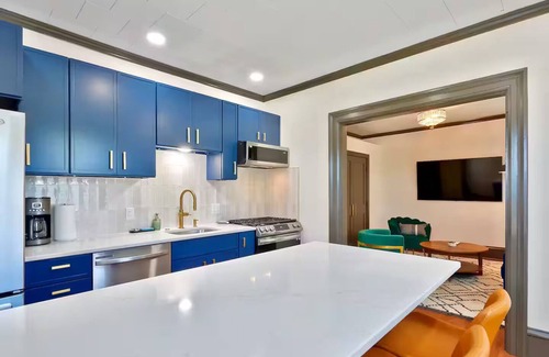 Burlington Apartamento | Stylish & Modern 2BR - Luxurious + Historic Charm, Close to Downtown & Bakery