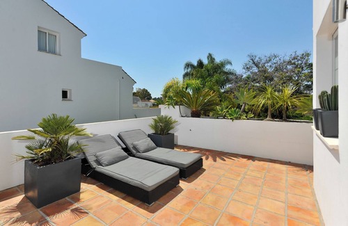 Guadalmina Casa | Una villa contemporánea de estilo internacional renovada en 2018.