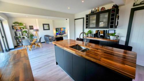 Cyncoed Casa | Stylish, Modern Cardiff Home, Perfect for Groups and Families