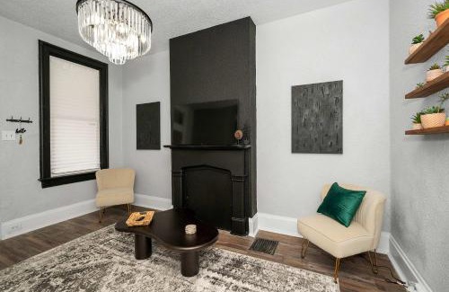 Walnut Hills Casa | Stylish Modern Gem in the HIlls